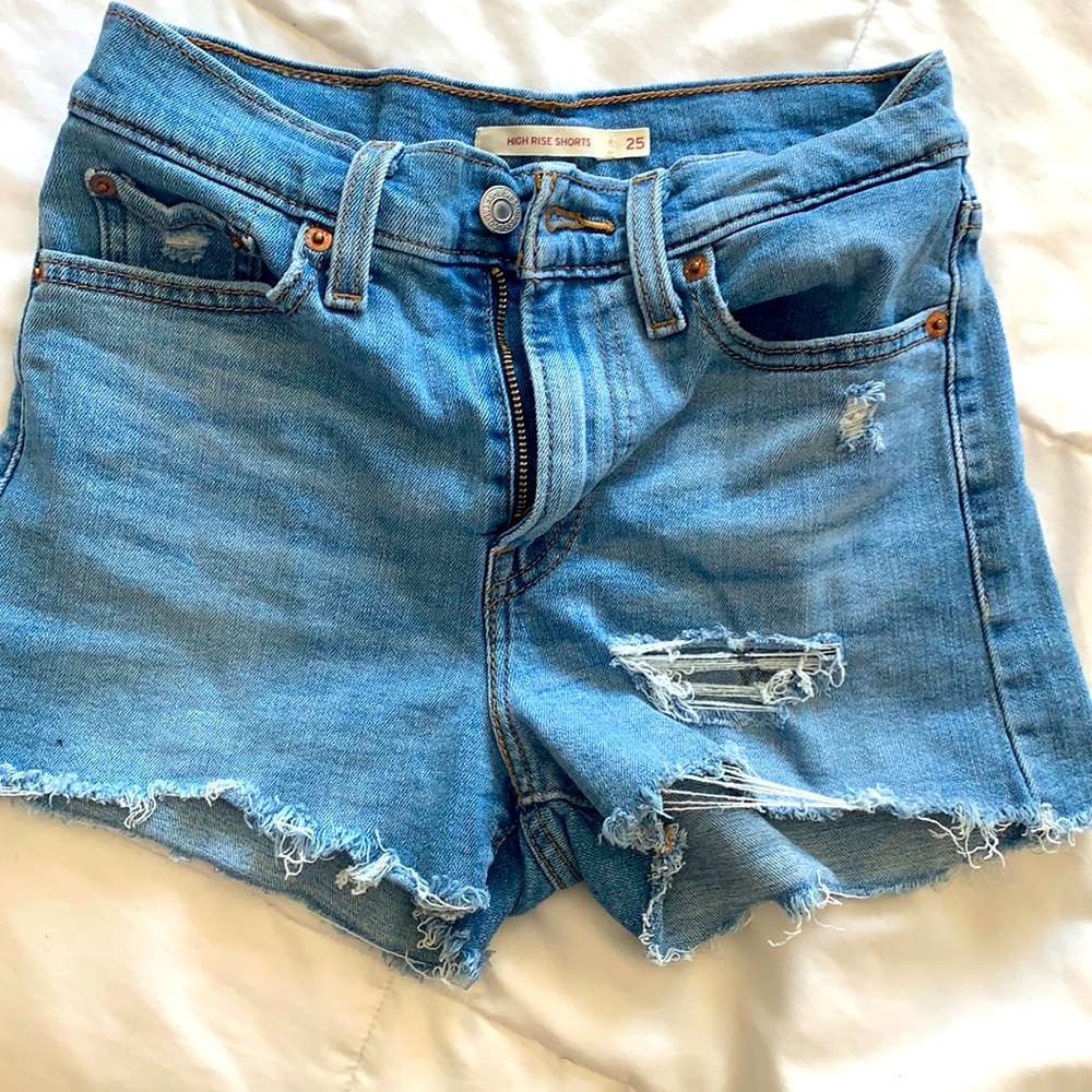 Levi’s high rise denim shorts- 25